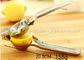 シリコーンのハンドルのレモン ジュースの出版物が付いている専門家 304 のステンレス鋼レモン スクイーザ