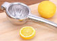 柔らかいポリ塩化ビニールのハンドルが付いている台所小道具のステンレス鋼レモン柑橘類のスクイーザ