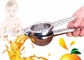 柔らかいポリ塩化ビニールのハンドルが付いている台所小道具のステンレス鋼レモン柑橘類のスクイーザ