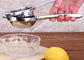 シリコーンのハンドルのレモン ジュースの出版物が付いている専門家 304 のステンレス鋼レモン スクイーザ